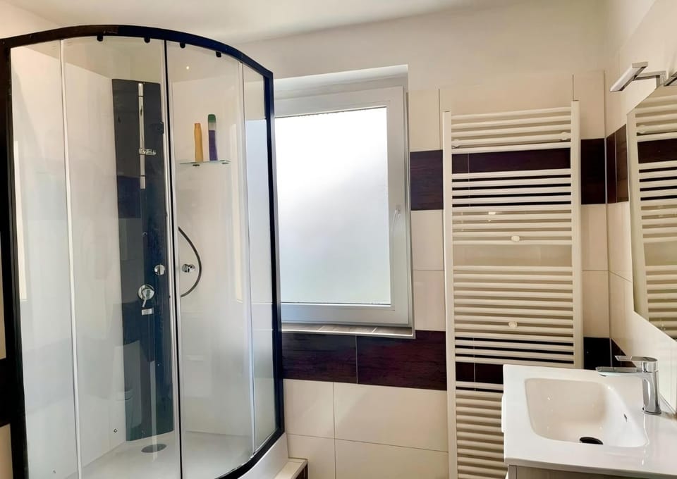 Düsseldorf Messe and Airport, 2-bedroom Apartment with Kitchen and Garden Apartment in Duisburg