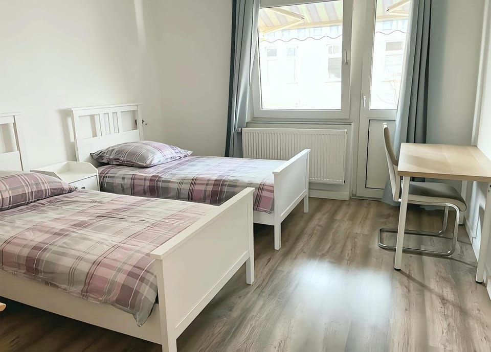 Düsseldorf Messe and Airport, 2-bedroom Apartment with Kitchen and Garden Apartment in Duisburg