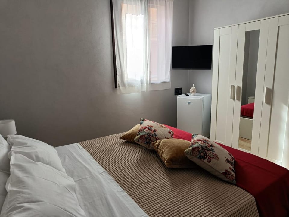 Communal lounge/ TV room, Bed, TV and multimedia, wardrobe