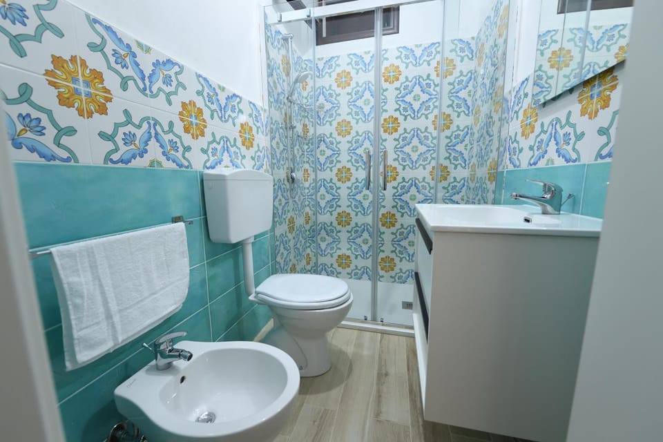 Shower, Toilet, Bathroom, towels