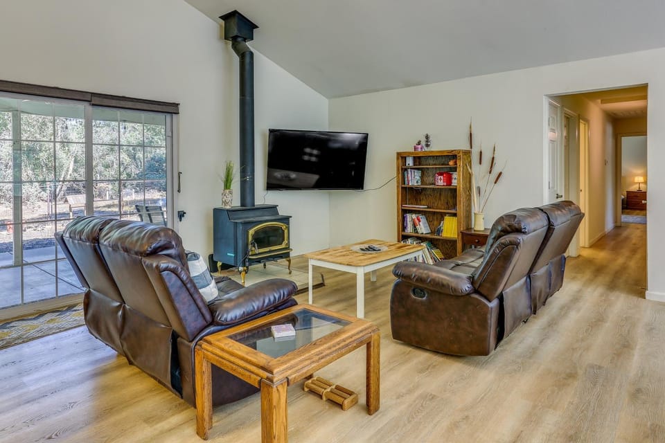 Private Lake, Hot Tub & EV Charger: Mariposa Home! House in Bootjack