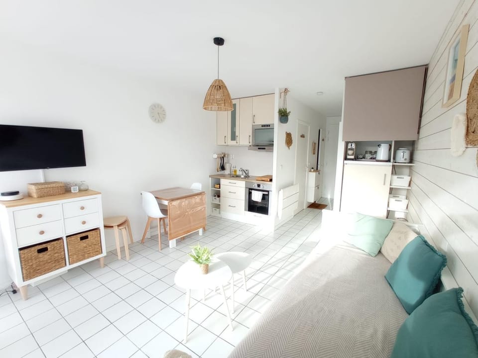 TV and multimedia, Coffee/tea facilities, Kitchen or kitchenette, Living room, Seating area, Dining area, oven, stove