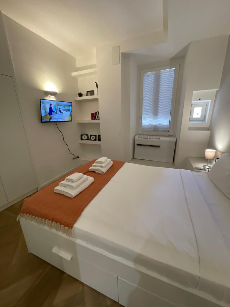 Bed, TV and multimedia, Photo of the whole room, Bedroom, towels, air conditioner