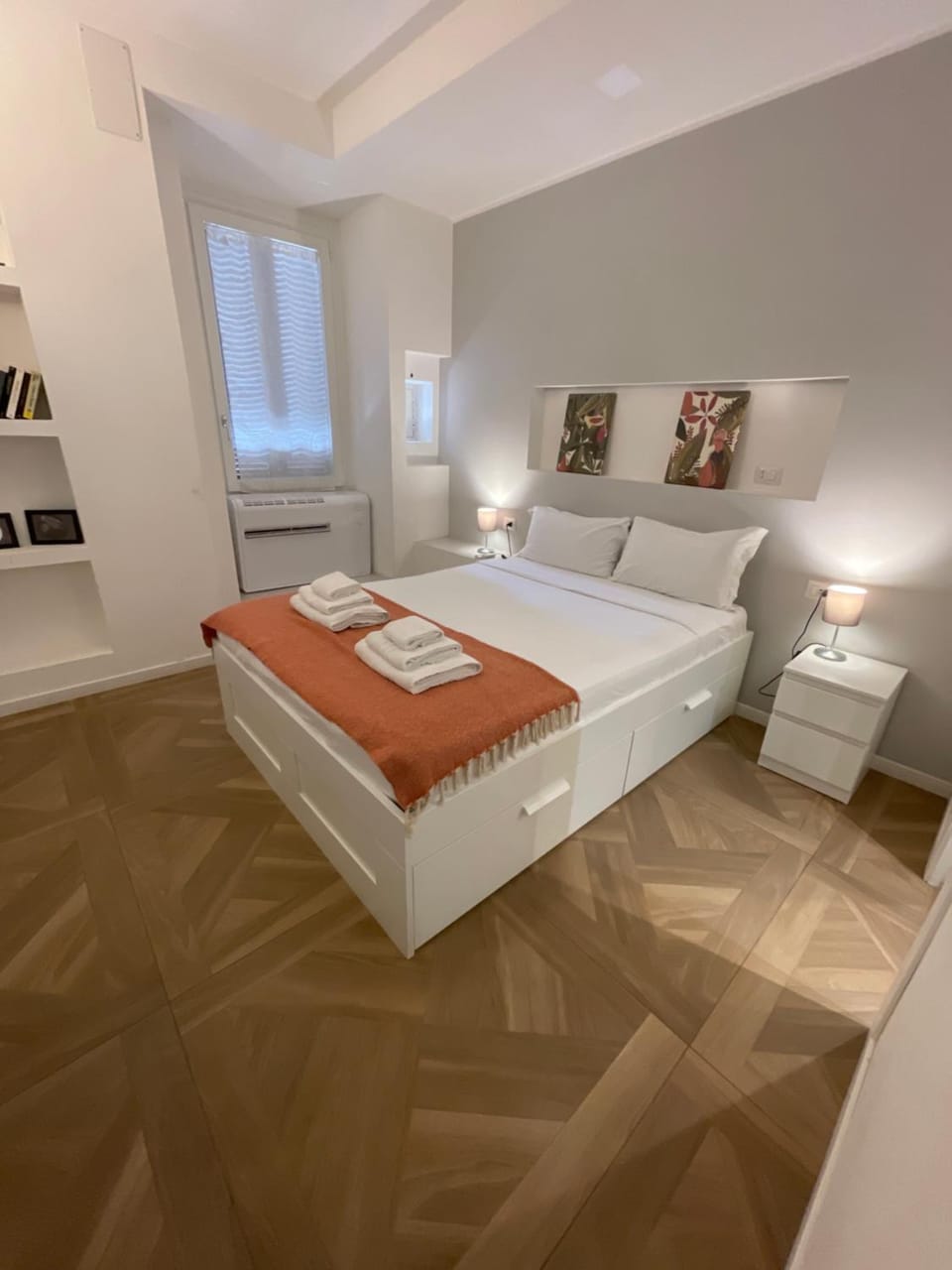Bed, Photo of the whole room, Decorative detail, Bedroom, towels, air conditioner