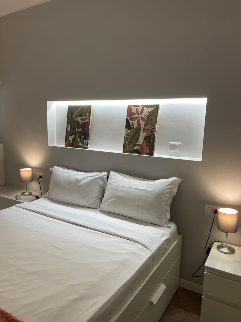 Bed, Photo of the whole room, Decorative detail, Bedroom