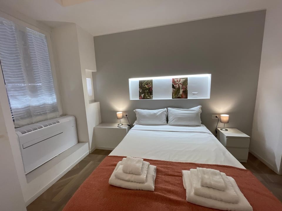 Bed, Photo of the whole room, Decorative detail, Bedroom, towels