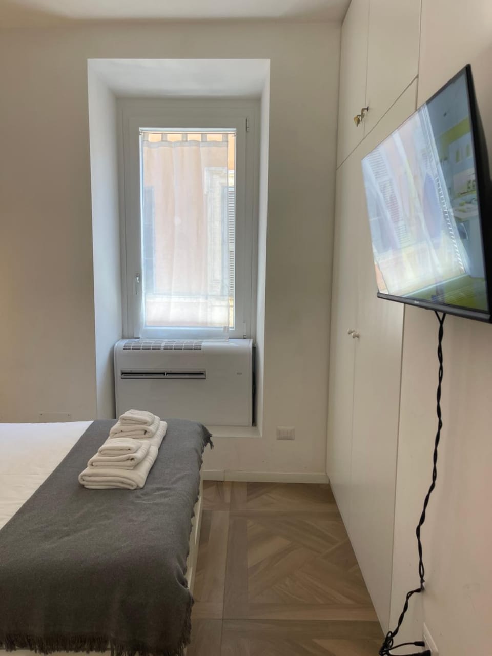 Bed, TV and multimedia, towels, air conditioner