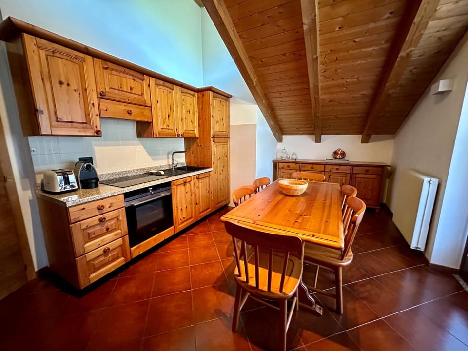 Kitchen or kitchenette, Dining area, stove
