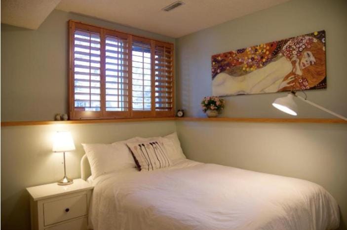 OFF CAMPUS UC Room Vacation rental in Calgary