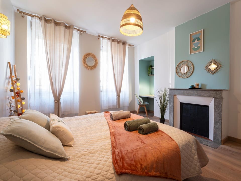 Bed, Photo of the whole room, Bedroom, flat iron