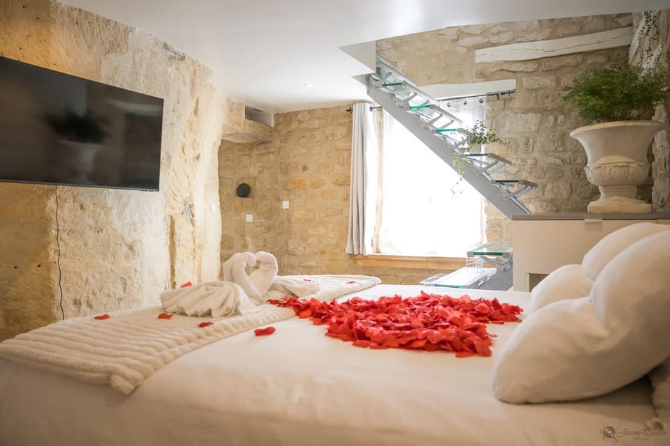 Bed, TV and multimedia, Photo of the whole room, Bedroom