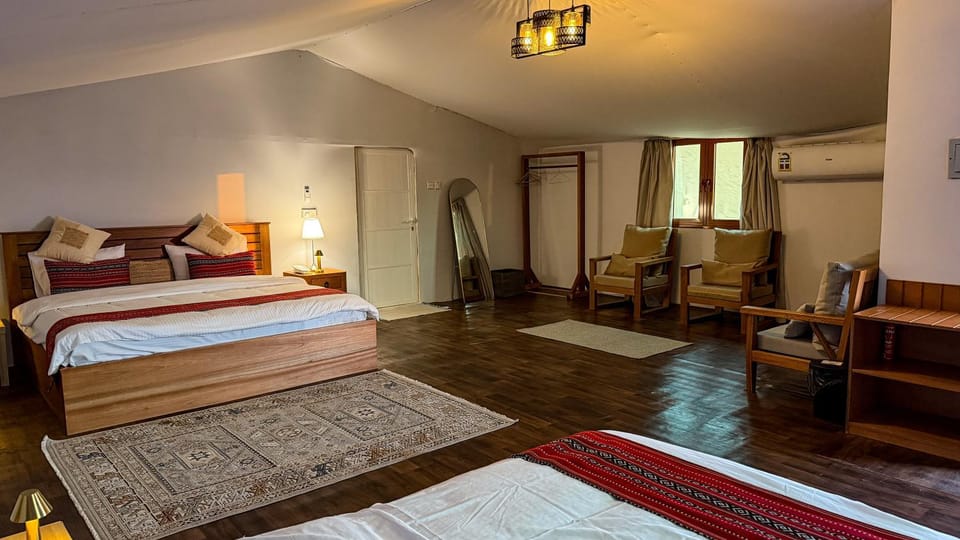 Bed, Photo of the whole room, Seating area, Bedroom
