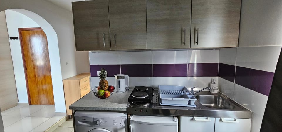 Coffee/tea facilities, Kitchen or kitchenette, stove