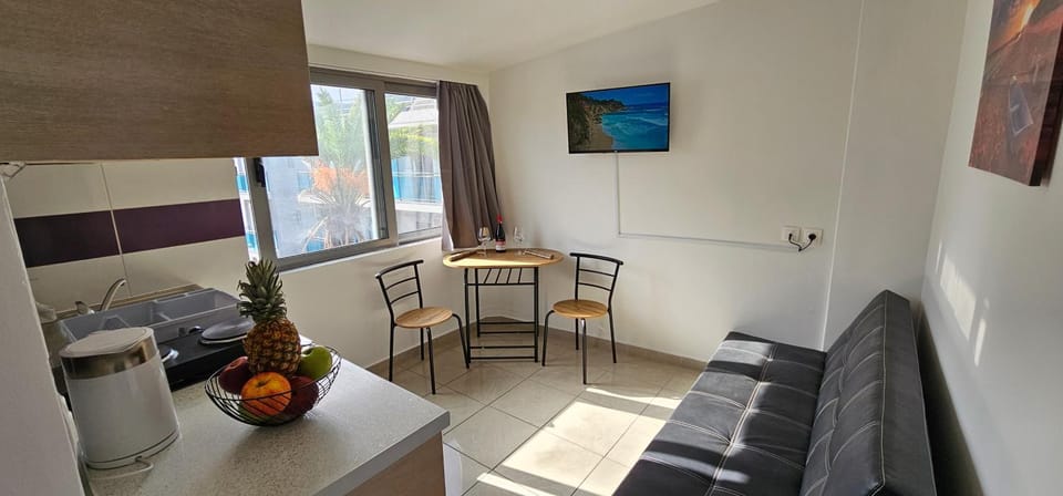 TV and multimedia, Kitchen or kitchenette, Living room, Seating area