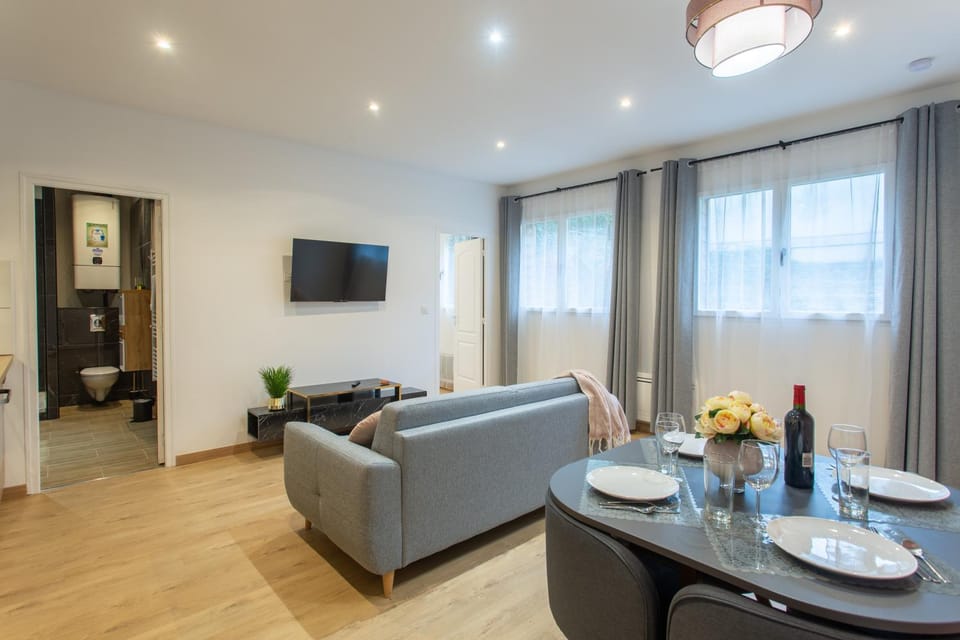 Communal lounge/ TV room, TV and multimedia, Living room, Seating area, Dining area