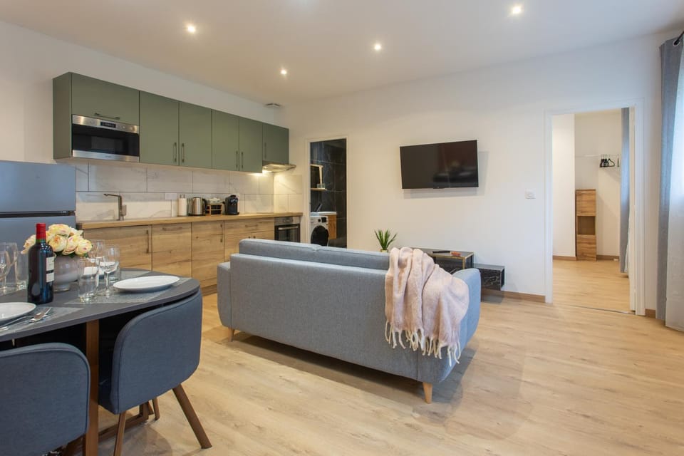 TV and multimedia, Kitchen or kitchenette, Living room, Seating area, Dining area, stove