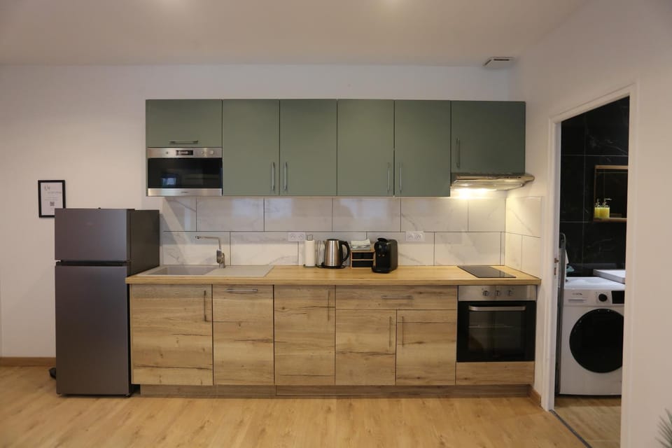 Coffee/tea facilities, Kitchen or kitchenette, dishwasher, oven, stove, toaster