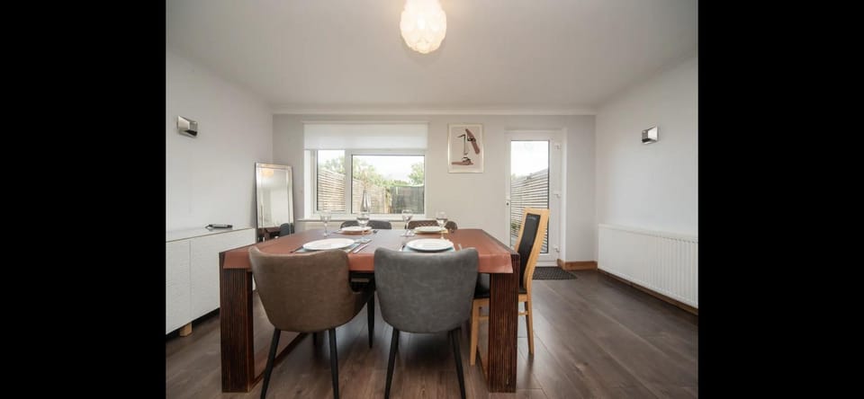 Spacious Chessington home with parking & garden House in Epsom