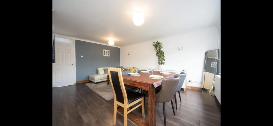 Spacious Chessington home with parking & garden House in Epsom