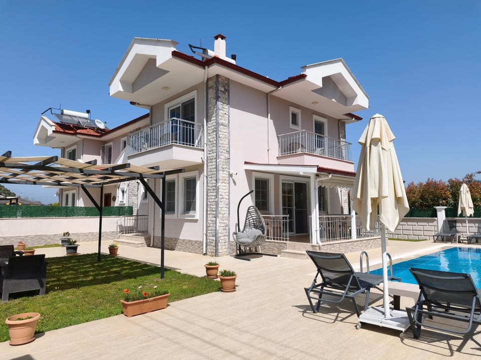 Property building, Patio, Balcony/Terrace, Pool view, Swimming pool, sunbed