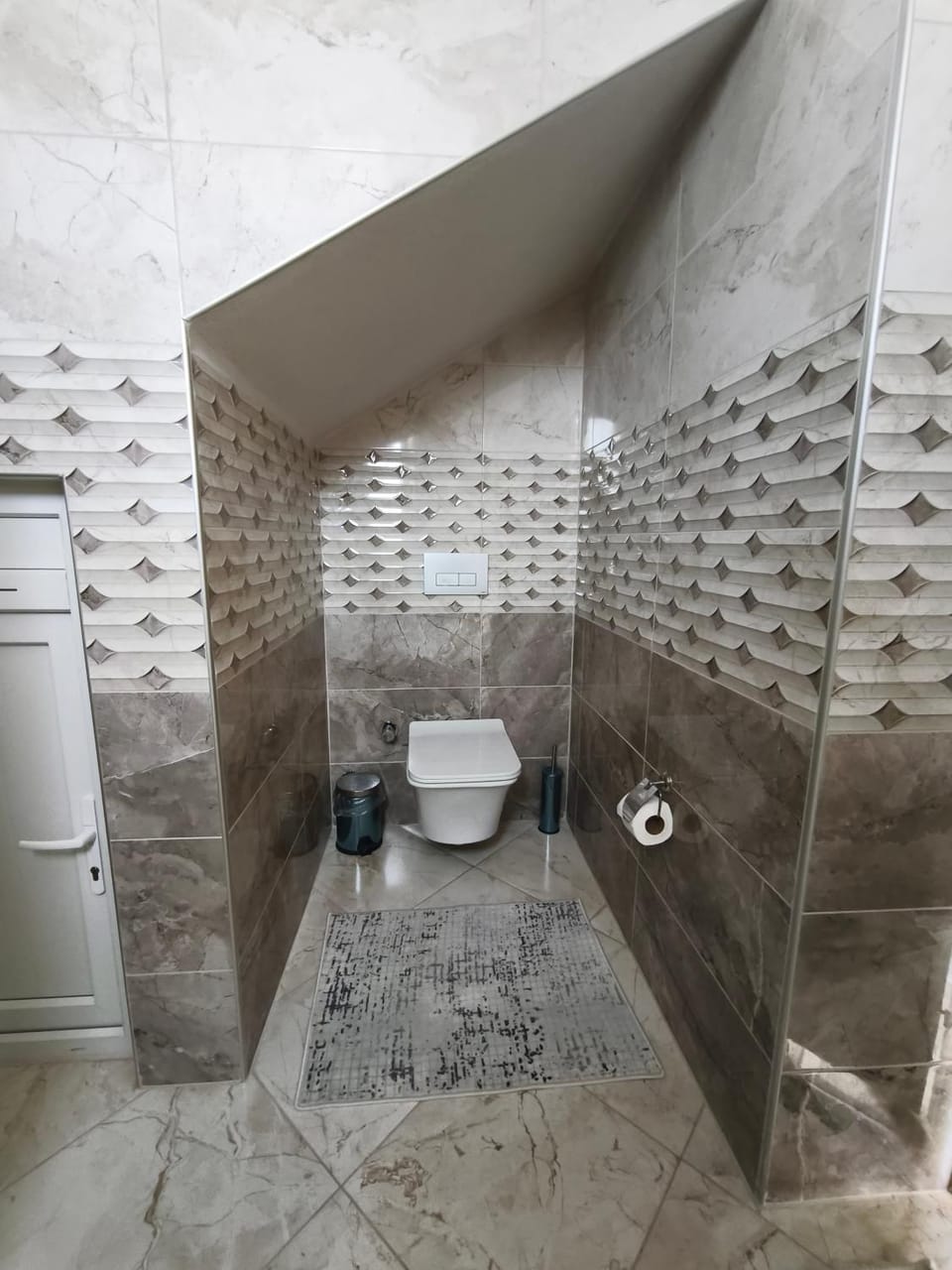 Shower, Toilet