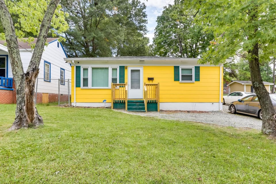 3 Mi to Dtwn Greensboro! Cozy Cottage w/ Deck House in Greensboro