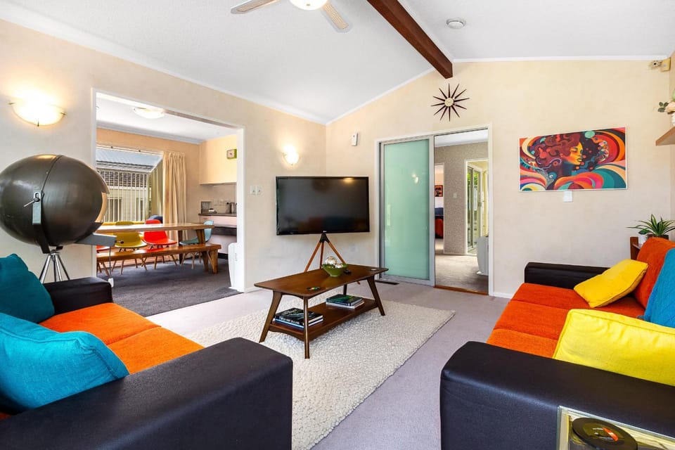 TV and multimedia, Living room, Seating area, Evening entertainment