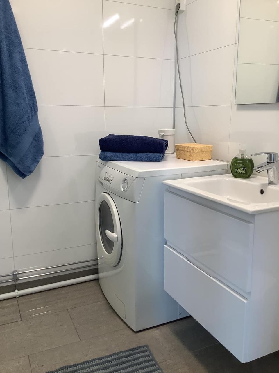 Shower, towels, washing machine