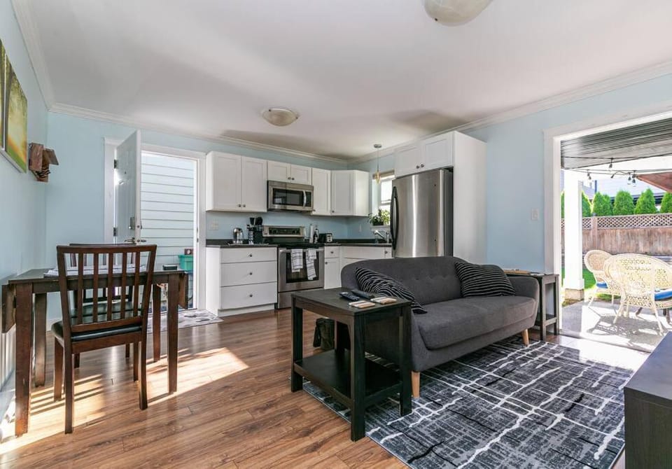 Great 1-bedroom Suite Near Downtown Langford Apartment in Vancouver Island