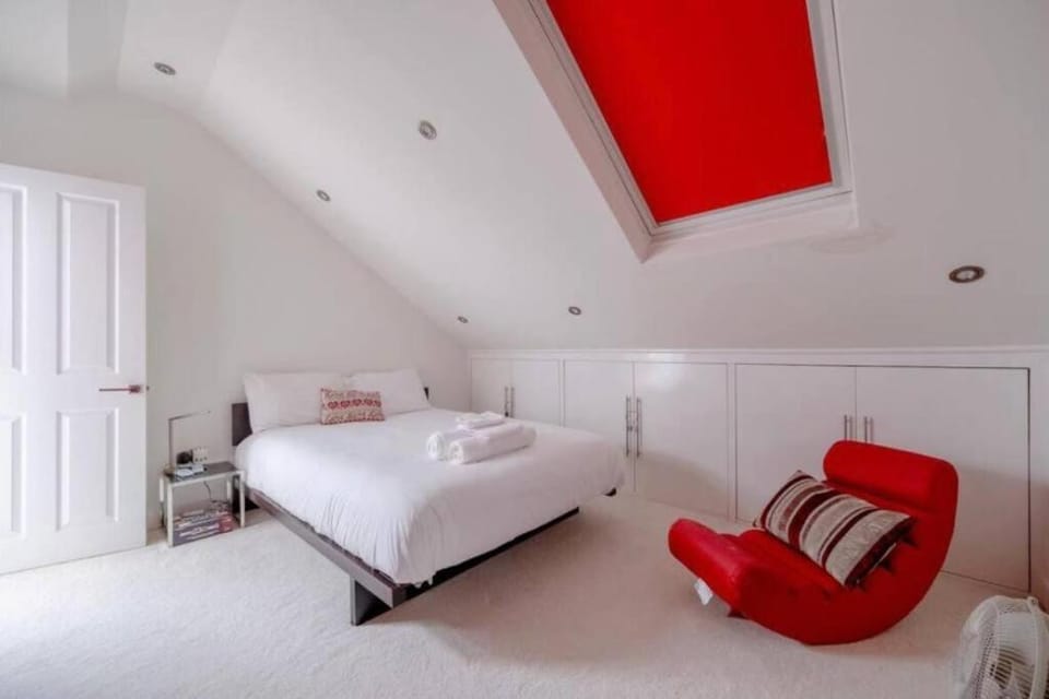 Modern and secluded 6 double bed house with off street parking Villa in London