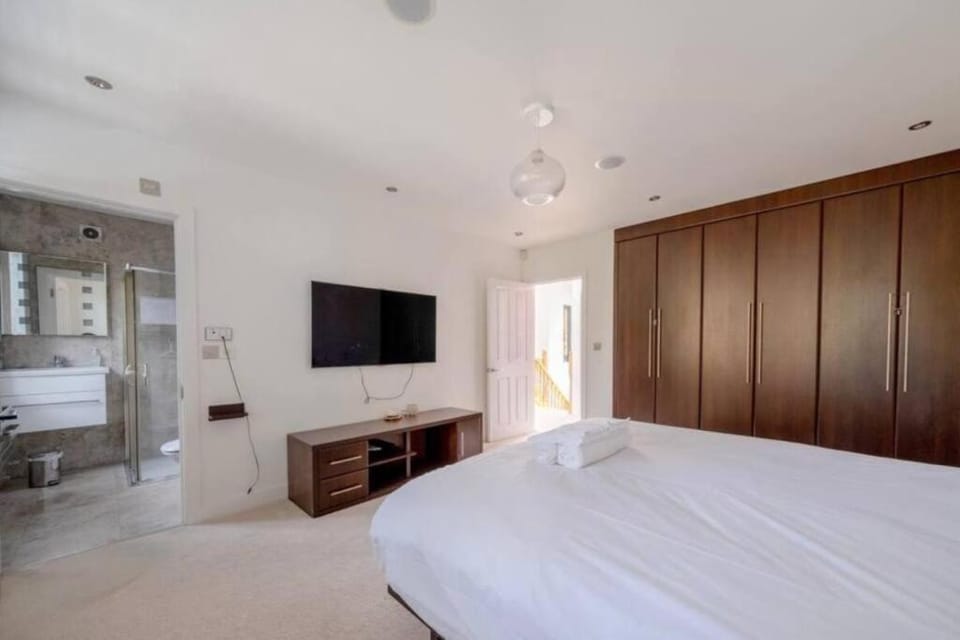 Modern and secluded 6 double bed house with off street parking Villa in London
