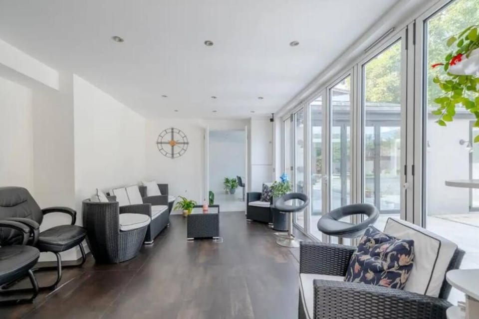 Modern and secluded 6 double bed house with off street parking Villa in London