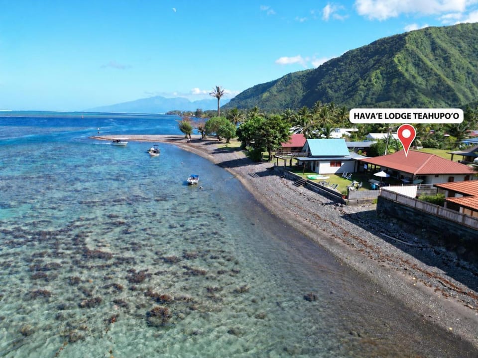 Property building, Nearby landmark, Day, Neighbourhood, Natural landscape, Beach, Mountain view, Sea view