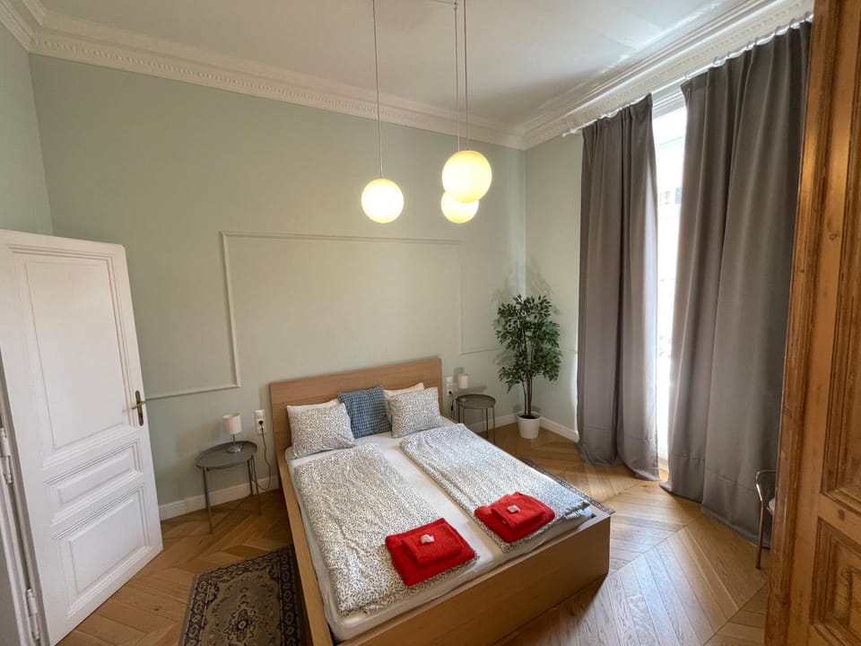Bed, Bedroom, towels