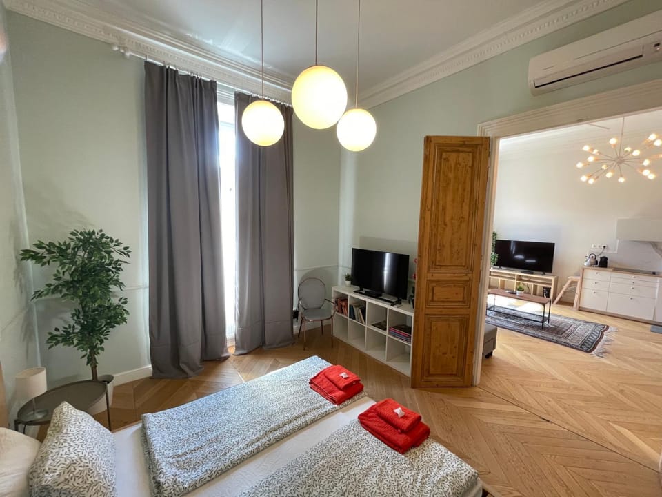 Bed, TV and multimedia, Bedroom, towels