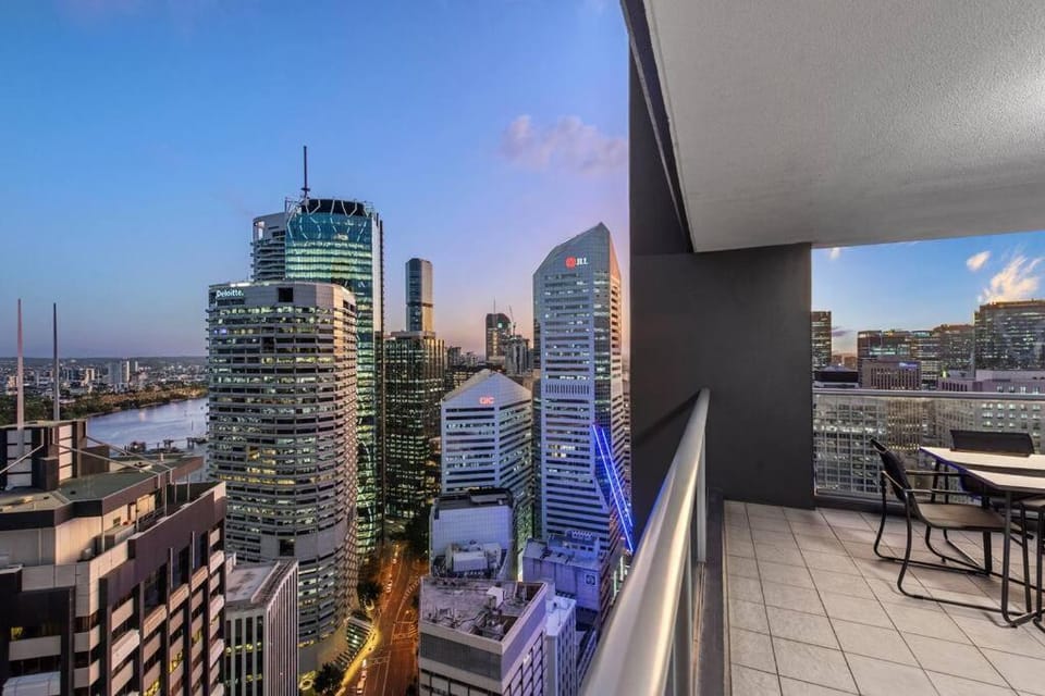 Breathtaking! 2Bed/2Bath/1Car/Pool ~ CBD Apartment in Kangaroo Point