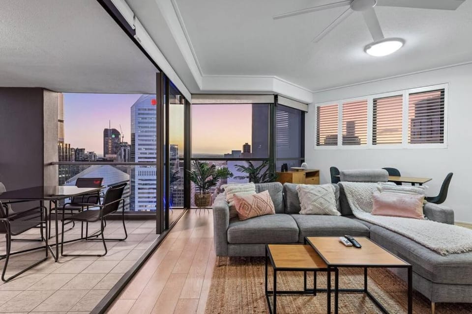 Breathtaking! 2Bed/2Bath/1Car/Pool ~ CBD Apartment in Kangaroo Point