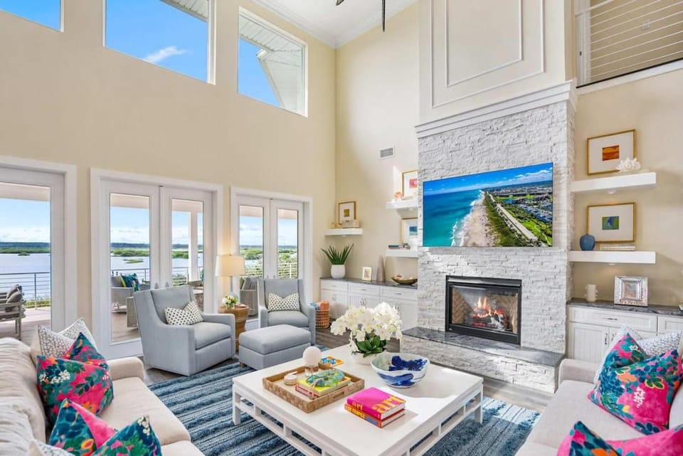 Luxury At The Beach Waterfront w Dock Pool 4 Beds House in Crescent Beach