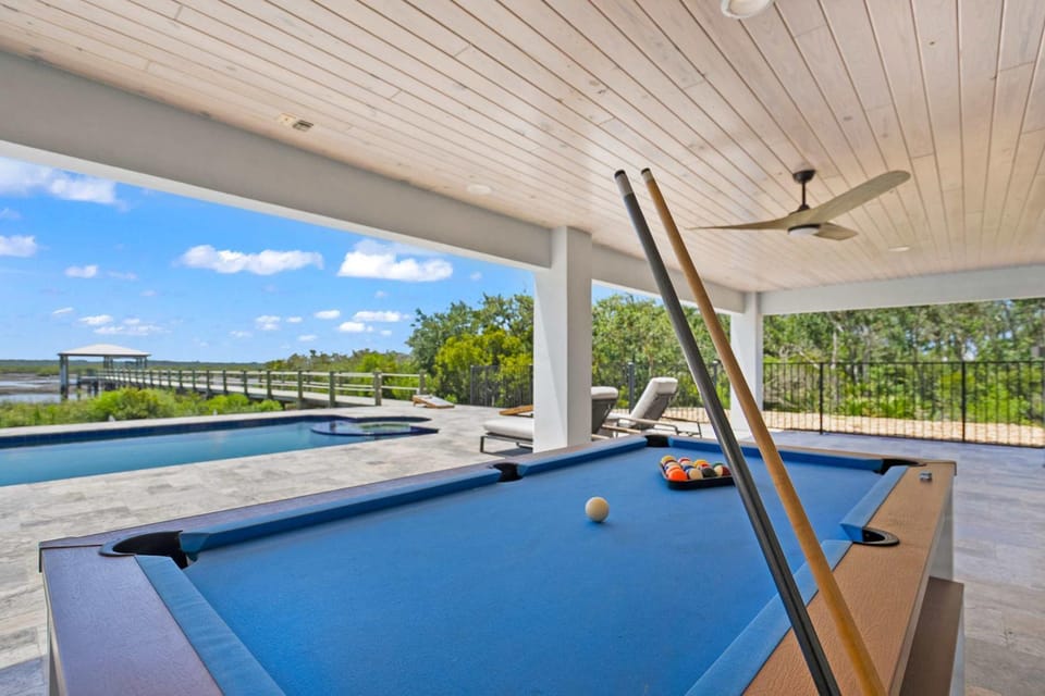 Luxury At The Beach Waterfront w Dock Pool 4 Beds House in Crescent Beach
