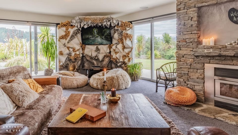 Garden, TV and multimedia, Living room, Decorative detail, Decorative detail, Seating area, Garden view, fireplace