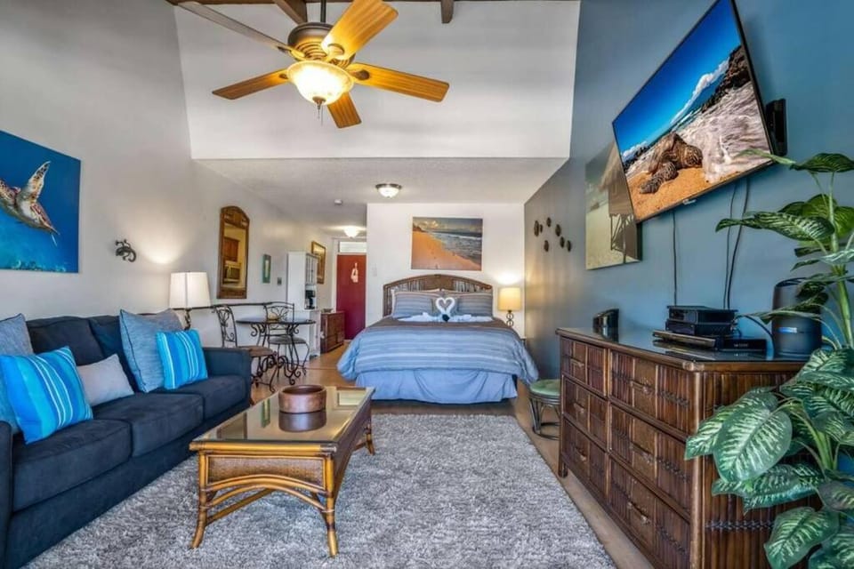 Kihei Bay Surf 208- Updated partial oceanview studio across from beach Apartment in Kihei