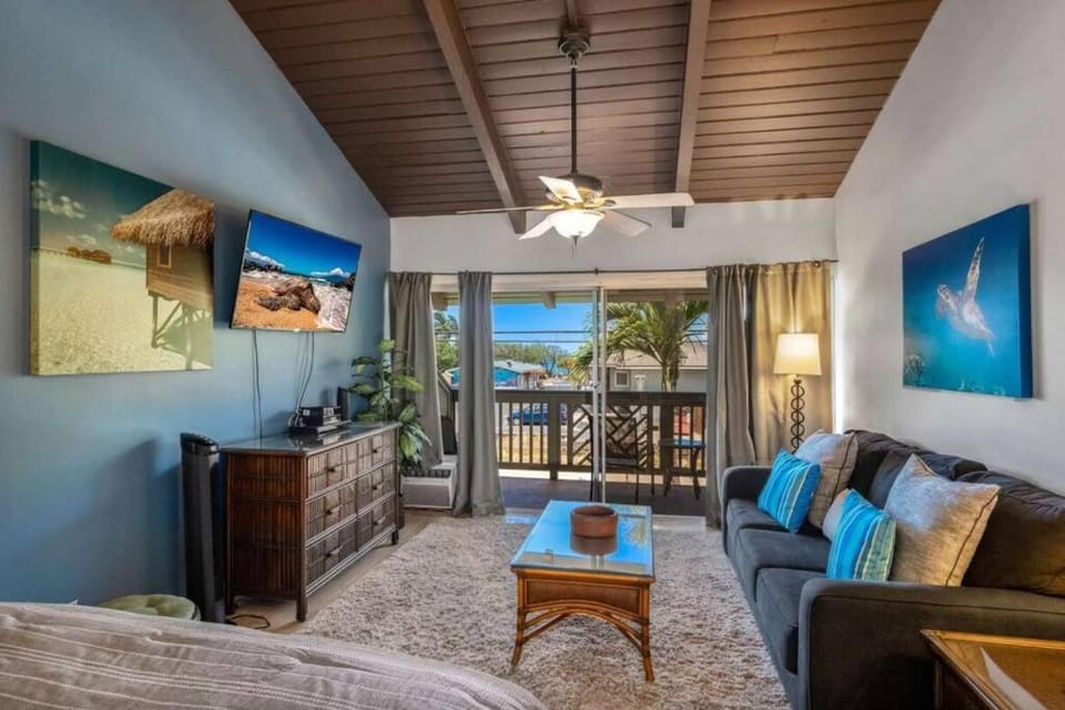 Kihei Bay Surf 208- Updated partial oceanview studio across from beach Apartment in Kihei