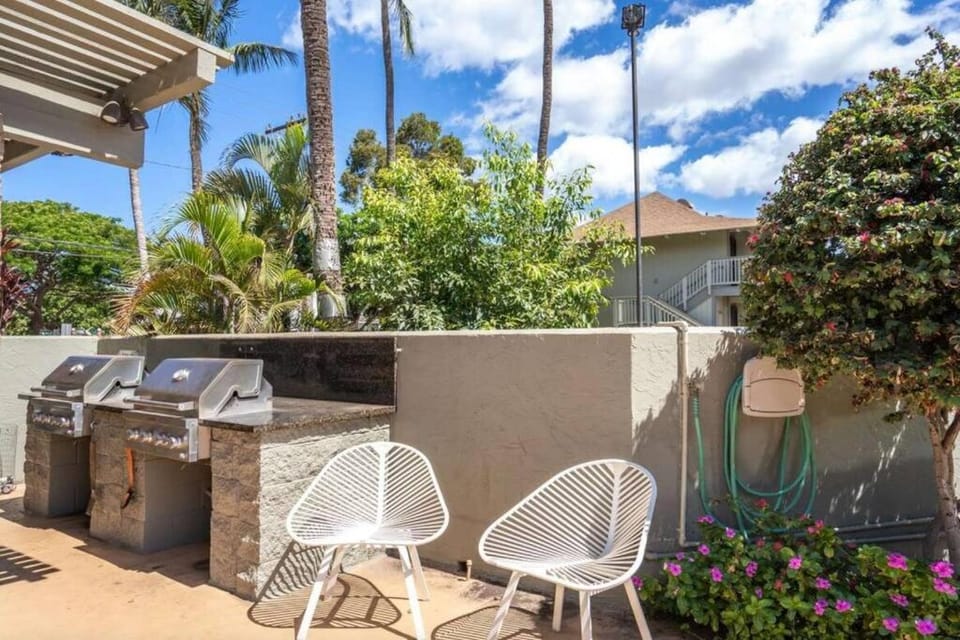 Kihei Bay Surf 208- Updated partial oceanview studio across from beach Apartment in Kihei