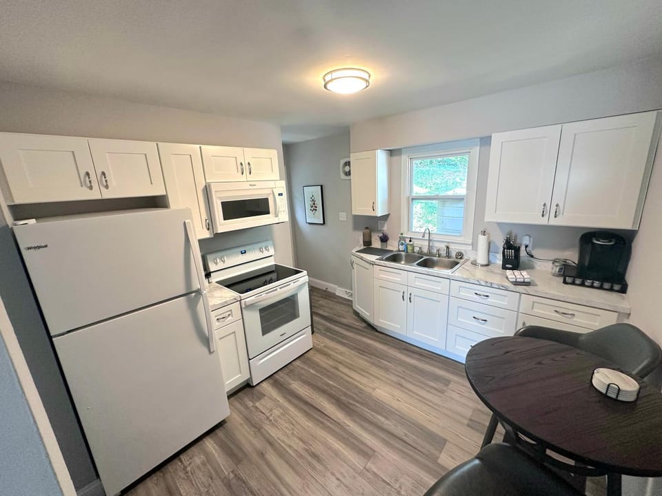 Coffee/tea facilities, Kitchen or kitchenette, Dining area, minibar, pet friendly, stove