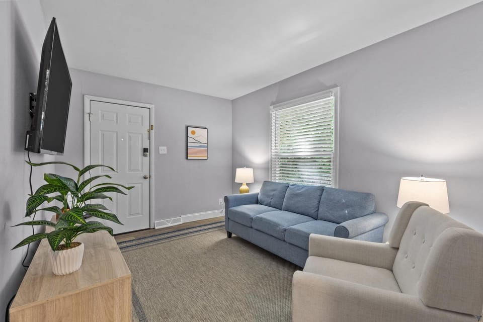 Facade/entrance, TV and multimedia, Living room, Photo of the whole room, Seating area