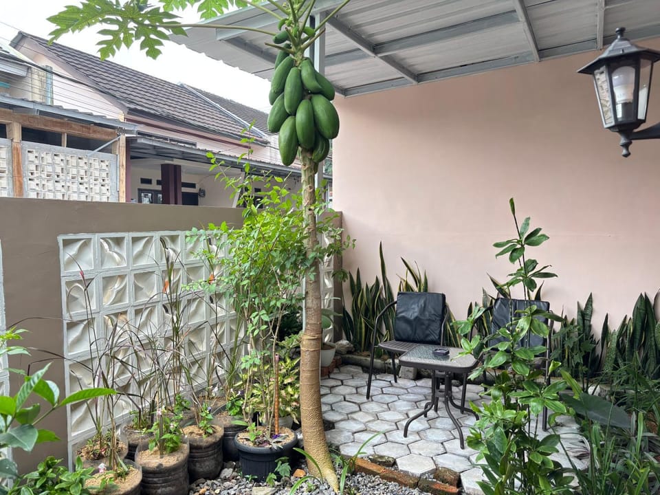 SYARIAH - Beautiful 3BR Home - 8 min from Centre by Sakura House in West Java