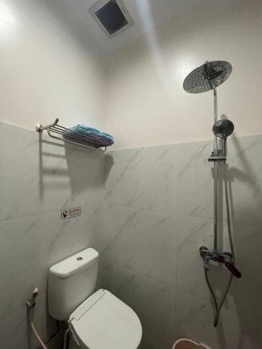 Shower, Toilet, Bathroom, towels