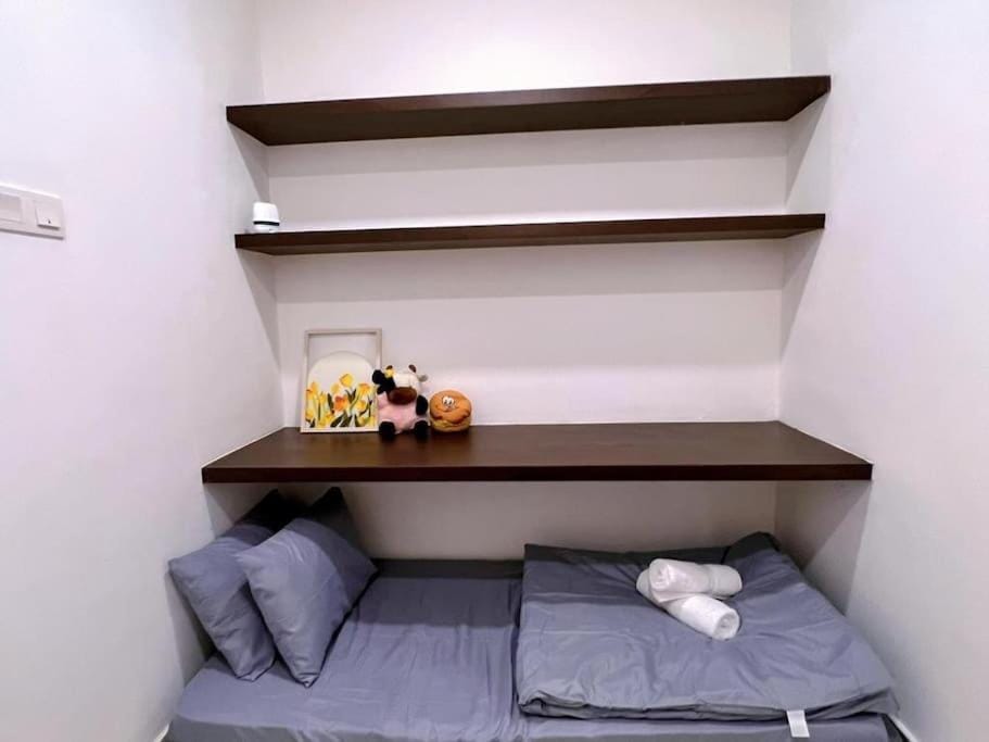 Bed, Photo of the whole room, towels