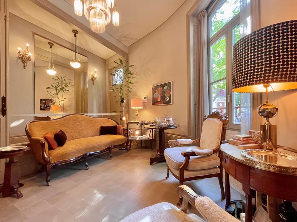 Property building, Living room, Lobby or reception, Food and drinks, Decorative detail, Alcoholic drinks