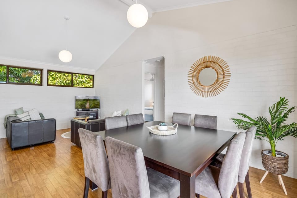 Quaint 2-Bed Beach Abode with Ocean Views Apartment in Sunshine Coast